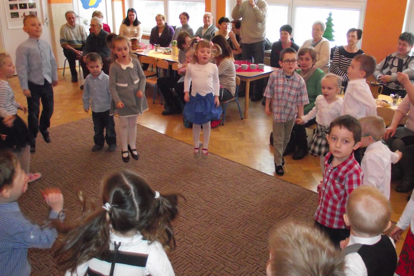 Dzieci przygiotowały program złożony z tańców i piosenek.